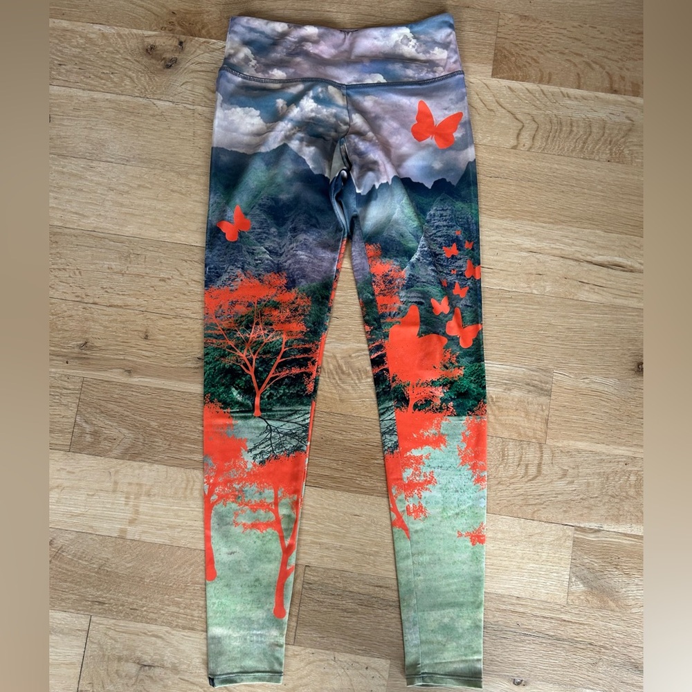 Women’s size small mountain scene yoga pants